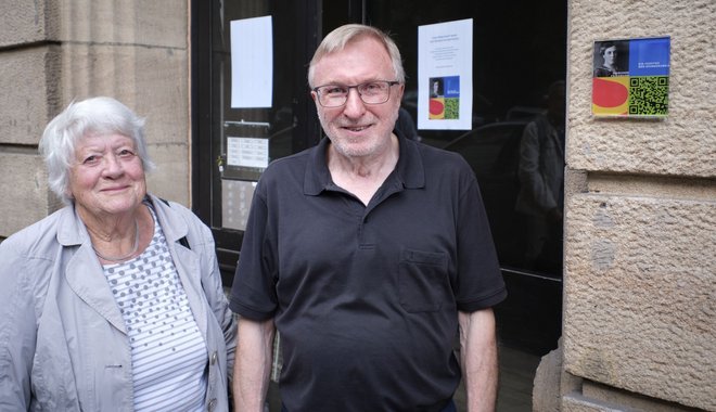 Hans-Jürgen Trinkner und Irma Glaub, die 2008 den Kontakt zu Charlotte Isler herstellte, bei der Präsentation der Plakette für Sigmunde Friedmann. Foto: Joachim E. Röttgers