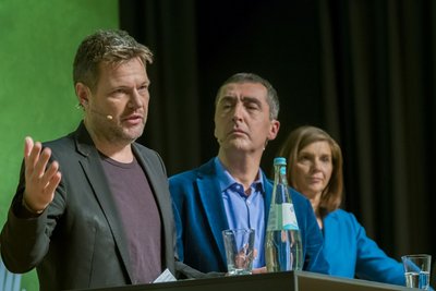 Frauen in die letzte Reihe: Robert Habeck, Cem Özdemir, Katrin Göring-Eckardt.