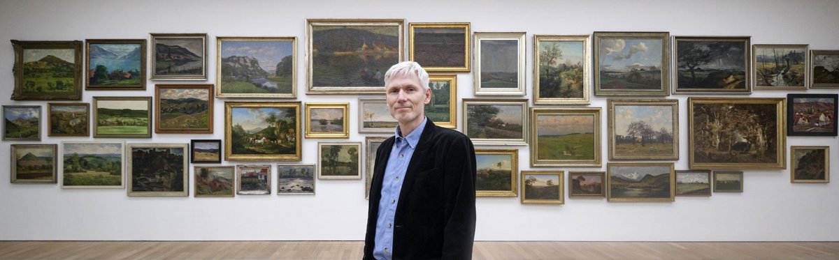 Kurator Kai Artinger präsentiert die Ausstellung vielfältiger Landschaftsbilder. Foto: Joachim E. Röttgers