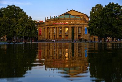 Die Stuttgarter Oper: Außen hübsch aber innen baufällig.