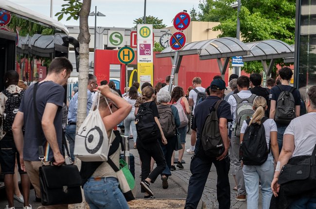 Chaostage statt Sommermärchen, wenn 2.000 irische Fans in und um Stuttgart nur noch Schienenersatzverkehr verstehen. Foto: Jens Volle Chaostage statt Sommermärchen, wenn 2.000 irische Fans in und um Stuttgart nur noch Schienenersatzverkehr verstehen. Foto: Jens Volle