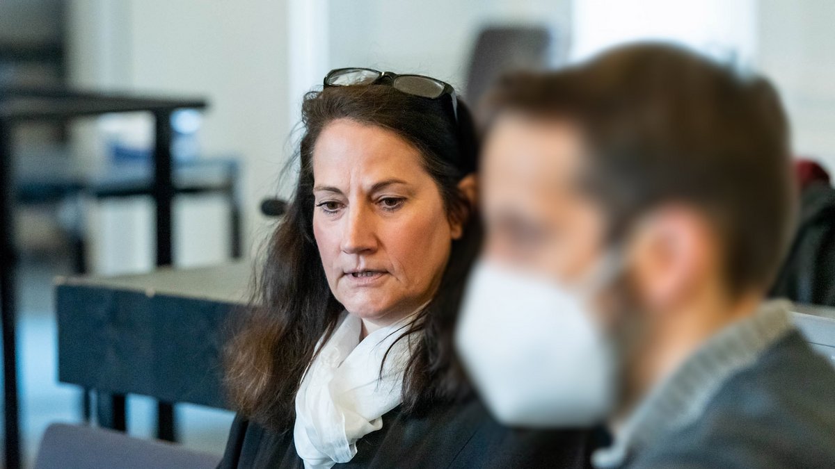 Rechtsanwältin Angela Furmaniak mit ihrem Mandanten Fabian Kienert vor dem Landgericht Karlsruhe. Fotos: Jens Volle