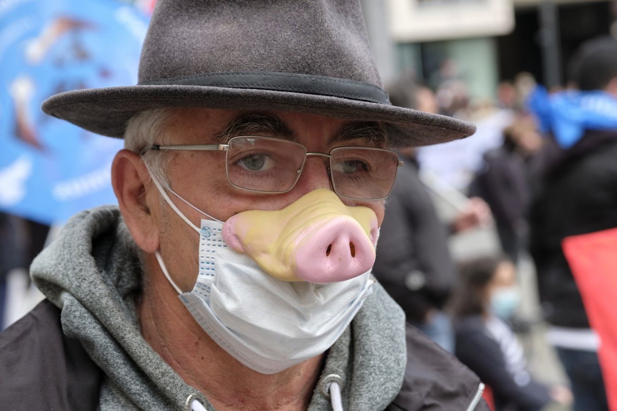 Ob dieser Mann auf der "Revolutionären 1.-Mai-Demo" auf dem Stuttgarter Marktplatz mit seiner Masken-Applikation gegen das Schweinesystem protestieren will?