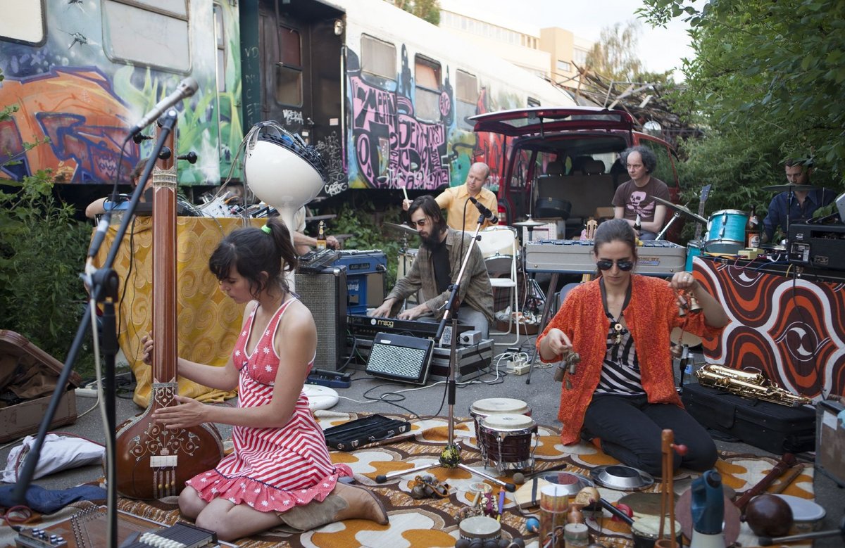 70er-Flair: das Jooklo Duo, Virginia Genta und David Vanzan (beide mit Sonnenbrille), 2013 vor den Nordbahnhof-Waggons. Foto: Lisa Biedlingmaier