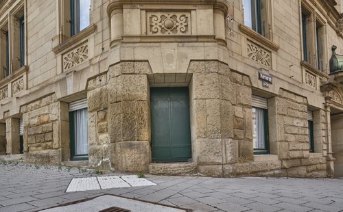 Keine Frage: Die Wände des Eckhauses Kernerstraße 26 sind feucht, innen sogar nass. Keine Frage: Die Wände des Eckhauses Kernerstraße 26 sind feucht, innen sogar nass.