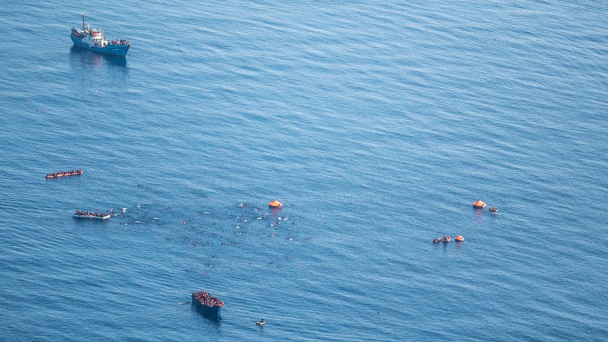 Menschen im zentralen Mittelmeer nordöstlich von Tripolis, 2017. Foto: Ruben Neugebauer