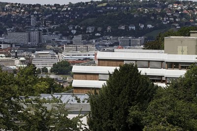 Das Diakoniegebäude in bester Halbhöhenlage mit Blick über die ganze Stadt. 