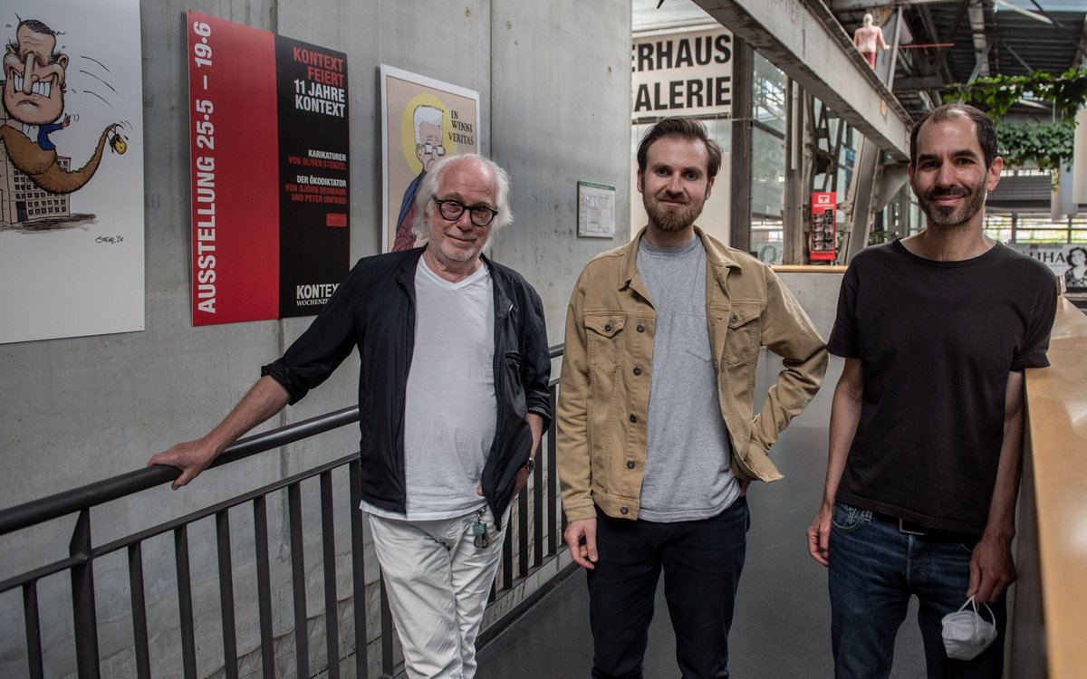 Alle aufgehängt – Theaterhaus-Chef Werner Schretzmeier, Ökodiktatorenschöpfer Björn Dermann und Oliver Stenzel, Kontext-Redakteur und Hauskarikaturist, nach getaner Arbeit. Die Hängung Schritt für Schritt zeigt der Klick aufs Bild.