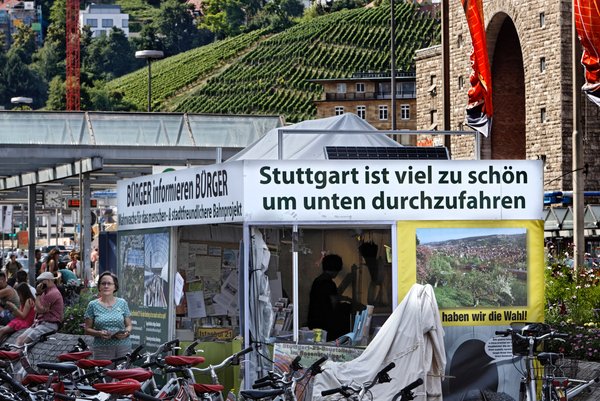 Nicht mehr wegzudenken: Die Mahnwache vor dem Hauptbahnhof. Foto: Joachim E. Röttgers Nicht mehr wegzudenken: Die Mahnwache vor dem Hauptbahnhof. Foto: Joachim E. Röttgers