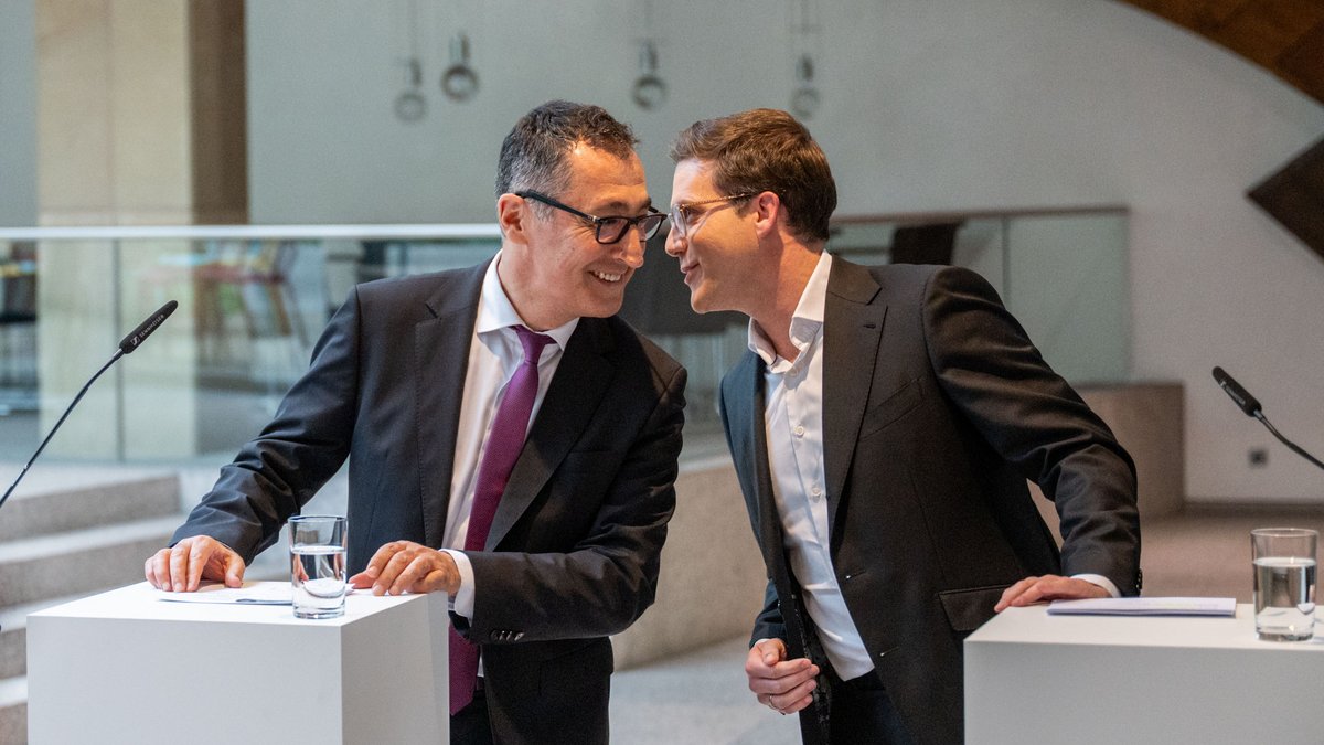 Schäkernd und per du – so treten Cem Özdemir (Grüne, links) und Manuel Hagel (CDU) am gestrigen Dienstag vor die Presse. Fotos: Jens Volle