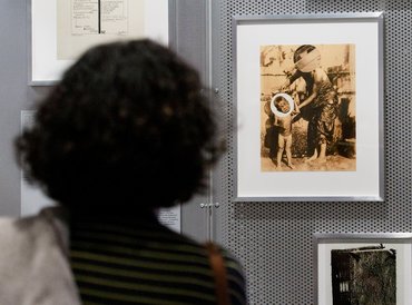 "Mutter Europa pflegt ihre Kolonien" von László Moholy-Nagy.  