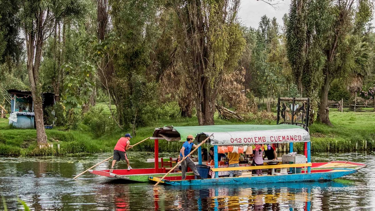 Wenig los auf den Chinampas. Ein paar bunt bemalte Stocherkähne führen die Besucher:innen durch das uralte Kanalnetz von Mexiko-Stadt.
