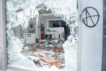 Zertrümmerte Fensterscheibe in der Schanze.