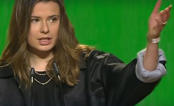 Luisa Neubauer spricht am 16. November 2024 auf dem Grünen-Parteitag. Filmstill: www.tagesschau.de