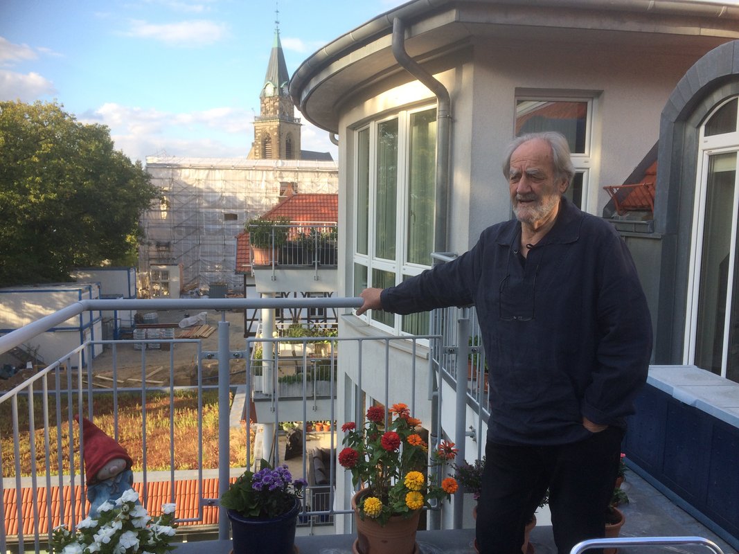 Von hier aus guckt Felix Huby auf Gartenzwerg und Grunewald, wo regelmäßig Wolfgang Schäuble vorbeifährt. Besuch am 14. September 2018 in Berlin.