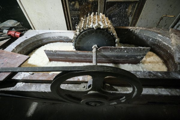 Im selbstgebauten "Holländer" wird aus altem Stoff Papierbrei.