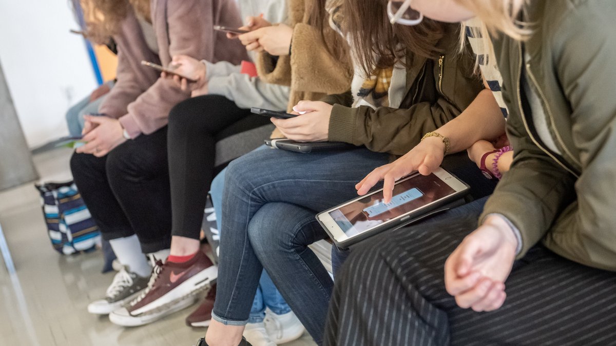 Ablenkung, Arbeitsmittel, Allzweckinstrument: Handys und Tablets in der Schule. Foto: Jens Volle