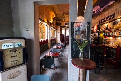Die Zapfsäule erinnert an die Vergangenheit der Tanke.