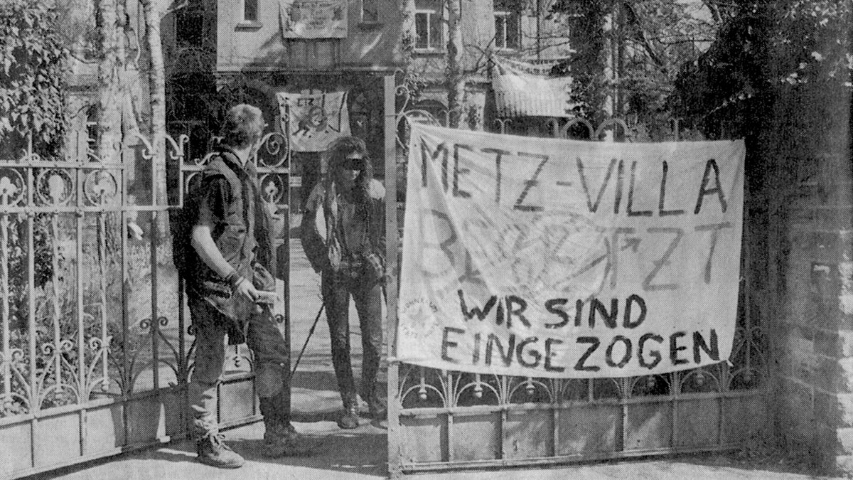Banner mit Sprüchen wie "Wo eine Villa ist, ist auch ein Weg" zierten die besetzte Villa Metz. Foto: Manfred Grohe