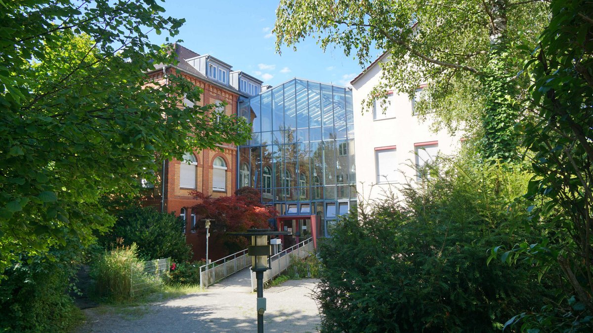 Durch den Umbau der Villa Metz entstanden die gläserne Eingangshalle, Büro- und Schulungsräume. Ein einzelnes Zimmer im Erdgeschoss, das "Lichtensteinzimmer", steht mittlerweile unter Denkmalschutz. Foto: Giftzwerg 88, CC BY-SA 4.0