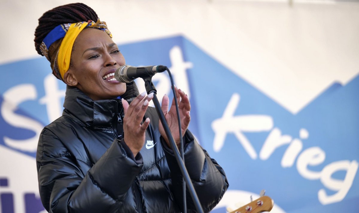 Die Stuttgarter Sängerin Thabilé trägt Blau-Gelb im Haar.  Die Stuttgarter Sängerin Thabilé trägt Blau-Gelb im Haar.