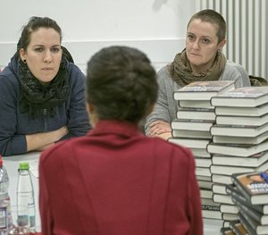 Kontext-Redakteurinnen Elena Wolf (links) und Anna Hunger. 