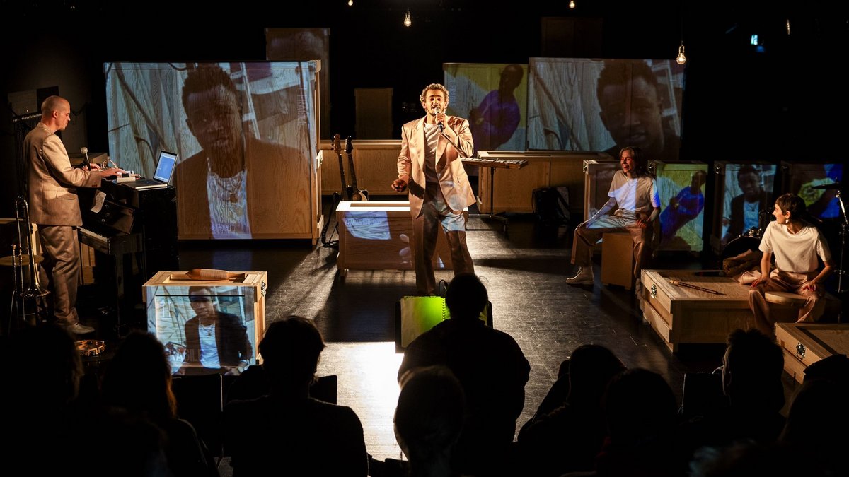 Sie spielen, singen und erinnern: Musiker Torsten Knoll und die Schauspieler:innen Leonard Burkhardt, Antoinette Ullrich und Larissa Voulgarelis (von links). Sie spielen, singen und erinnern: Musiker Torsten Knoll und die Schauspieler:innen Leonard Burkhardt, Antoinette Ullrich und Larissa Voulgarelis (von links).