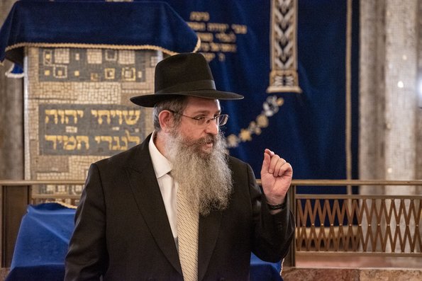 Polizeirabbiner Shneur Trebnik wünscht Licht und Glück. 