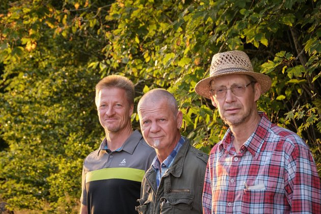 Erwin Modispacher (rechts), Martin Winkler und Stefan Wissler vor Bäumen, die zwecks Bebauung gefällt werden sollen. 