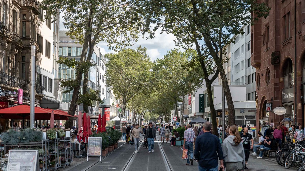 Karlsruhes Kaiserstraße heute: Die Straßenbahn fährt unter der Erde, die alten Platanen stehen noch. Foto: Jens Volle