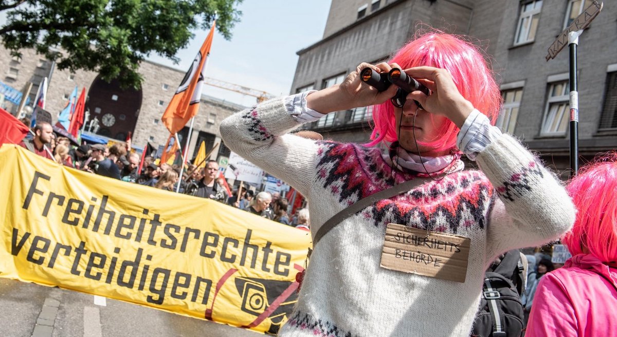 Genau hinschauen: Was passiert mit den Freiheitsrechten? Demo gegen verschärfte Polizeigesetze, Juli 2019 in Stuttgart. Fotos: Jens Volle