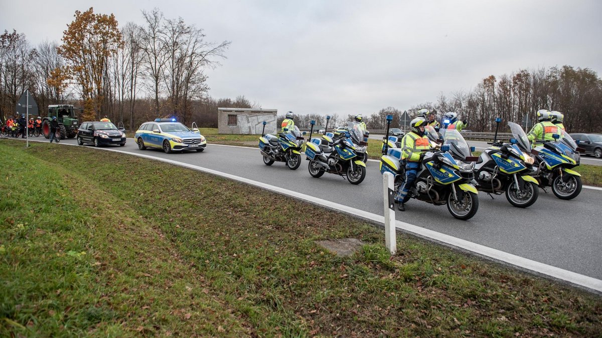 Weiter geht's auf die B27 – gleich bremst die Polizei den Autoverkehr aus ...