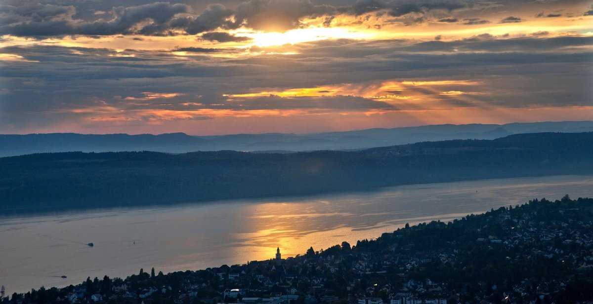 Überlingen am Bodensee: Ein wenig Licht fällt auf dunkle Geschäfte. Luftbild: Manfred Grohe