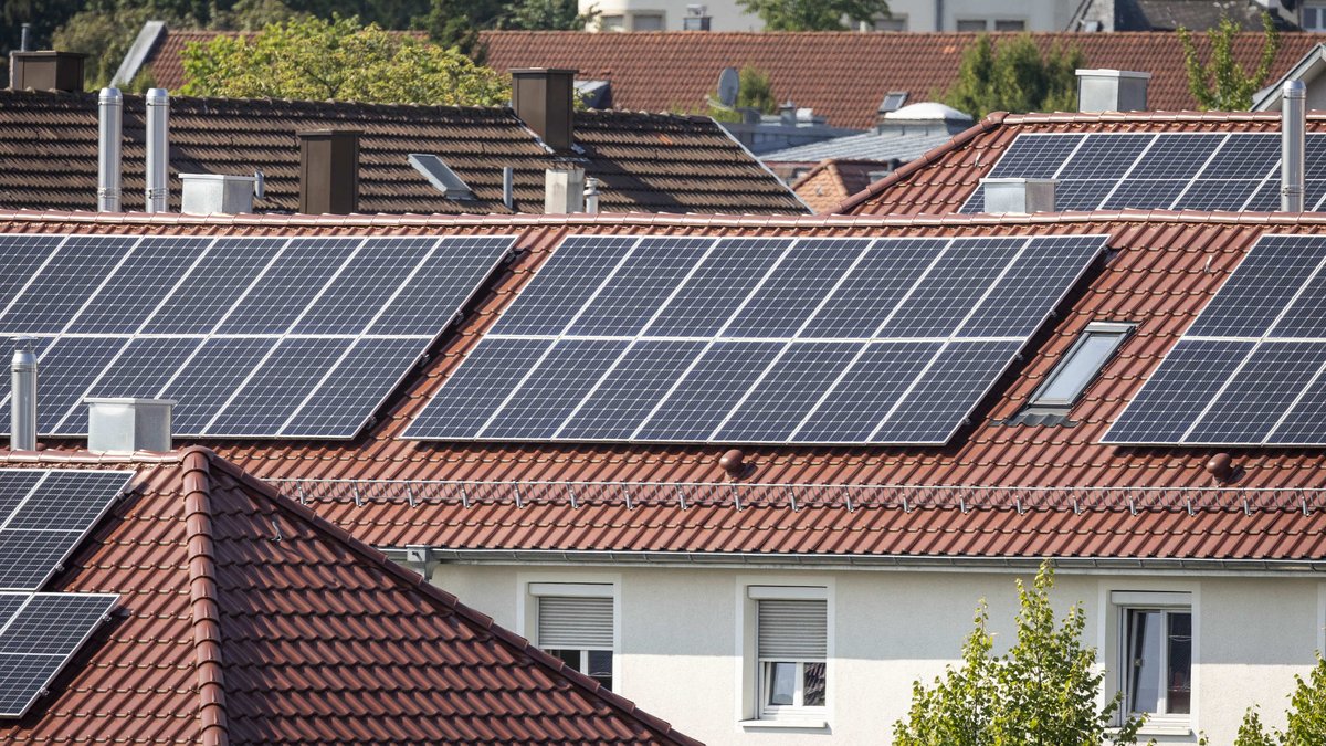 Geht es nach Reiches Plänen, werden es vor allem Betreiber:innen kleiner Dach-PV-Anlagen künftig schwerer haben. Foto: Julian Rettig