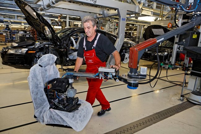Wenn bei Audi in Neckarsulm die Sitze ins Auto eingebaut werden, wie hier 2008, kommen die von Zulieferern wie Lear.