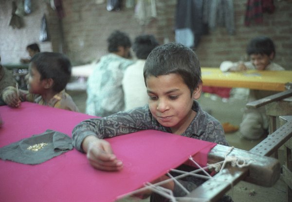 So lässt sich der Profit erhöhen: Kinderarbeit in Delhi. Foto: Joachim E. Röttgers So lässt sich der Profit erhöhen: Kinderarbeit in Delhi. Foto: Joachim E. Röttgers
