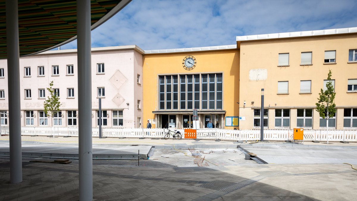 Tuttlingens Bahnhof, Mobilitätsdrehscheibe in spe – vorne entsteht der neue Busbahnhof. Tuttlingens Bahnhof, Mobilitätsdrehscheibe in spe – vorne entsteht der neue Busbahnhof.