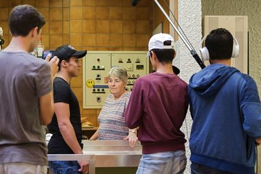 Die Schüler führen ein Interview in der Cafeteria.