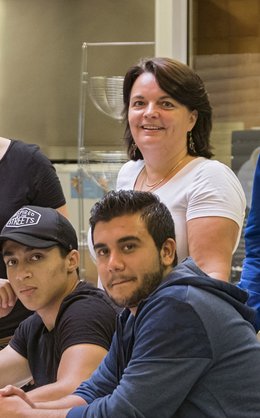 Klassenlehrerin Natascha Popovic mit Ahmed (links) und Abdul.