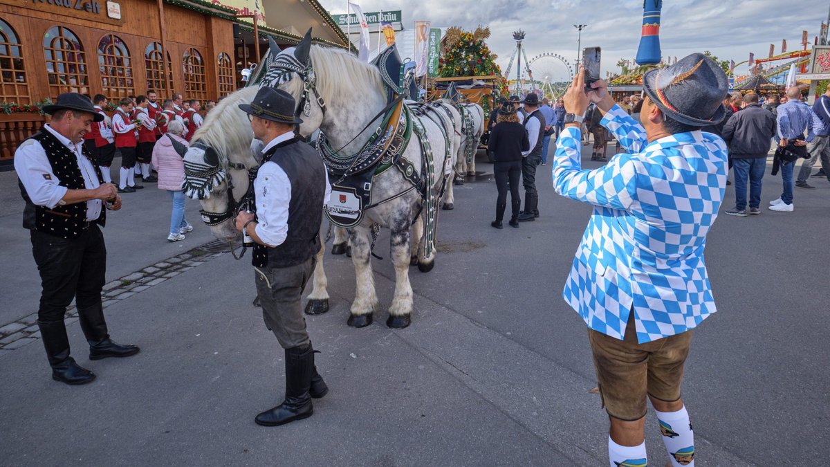 Ein Bayer auf dem Wasen – nein, der Mann in Blauweiß ist nicht der Autor!