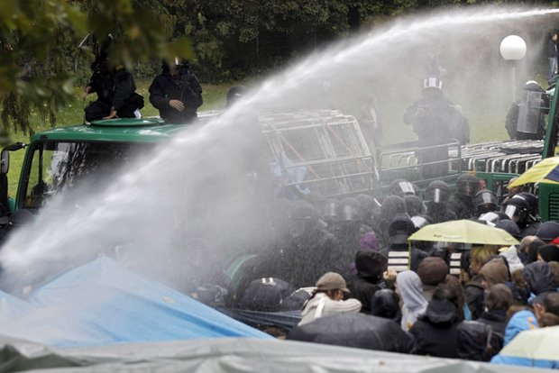 Krümmung eindeutig: Strahl eines Wasserwerfers beim Schlossgarten-Einsatz. Foto: Joachim E. Röttgers