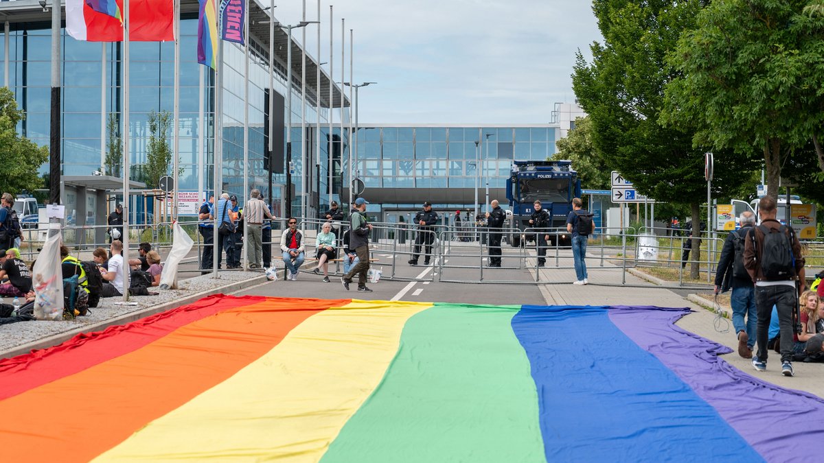 Ein Zeichen gegen Intoleranz so nah am AfD-Parteitag wie möglich. 