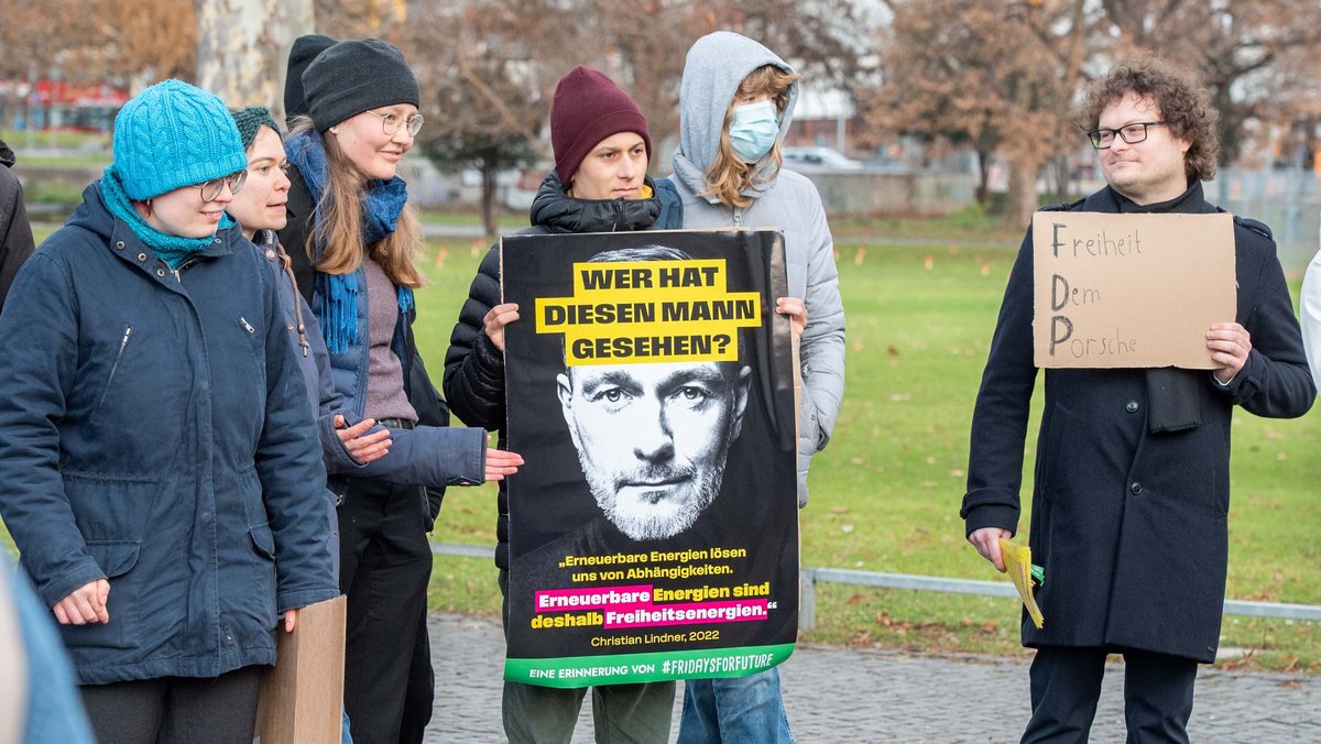Aktivist:innen der Fridays for Future helfen Lindners Gedächtnis auf die Sprünge.
