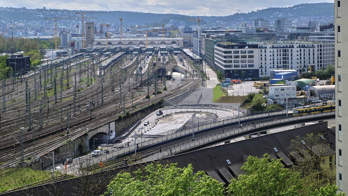 Soll's bleiben oder kann's weg? Kontroversen um das Gleisvorfeld des Stuttgarter Hauptbahnhofs. Foto: Joachim E. Röttgers Soll's bleiben oder kann's weg? Kontroversen um das Gleisvorfeld des Stuttgarter Hauptbahnhofs. Foto: Joachim E. Röttgers