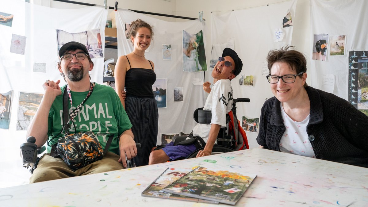 Im Atelier (von links): Darko, Lilli Weinstein, Robert und Anette. Foto: Jens Volle