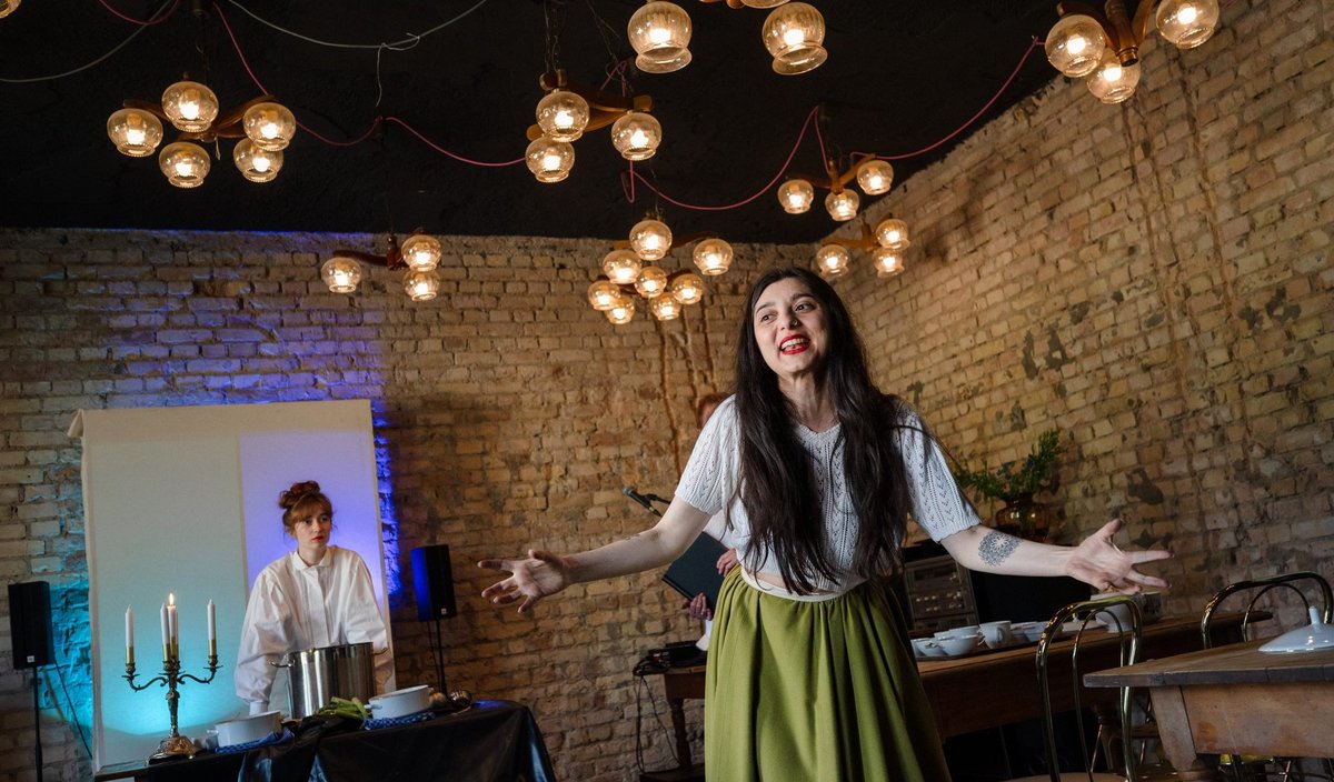 Maria Stickel und Yasmin Ahmed bei der Aufführung im Mannheimer Kunsthaus Barac, einer ehemaligen US-Kaserne. Fotos: Christian Kleiner Maria Stickel und Yasmin Ahmed bei der Aufführung im Mannheimer Kunsthaus Barac, einer ehemaligen US-Kaserne. Fotos: Christian Kleiner