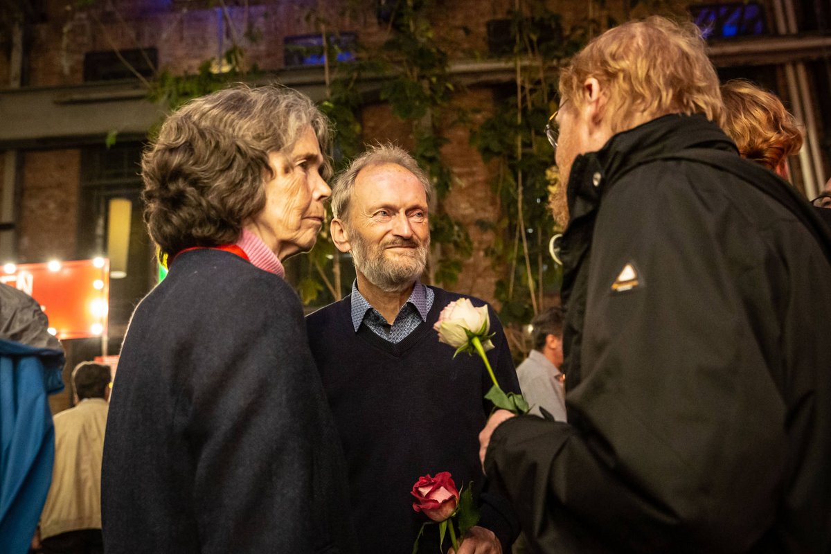 Nachbereitung im Theaterhaus-Foyer: Aktionsbündnis-Sprecher Eisenhart von Loeper unterhält sich, ... 