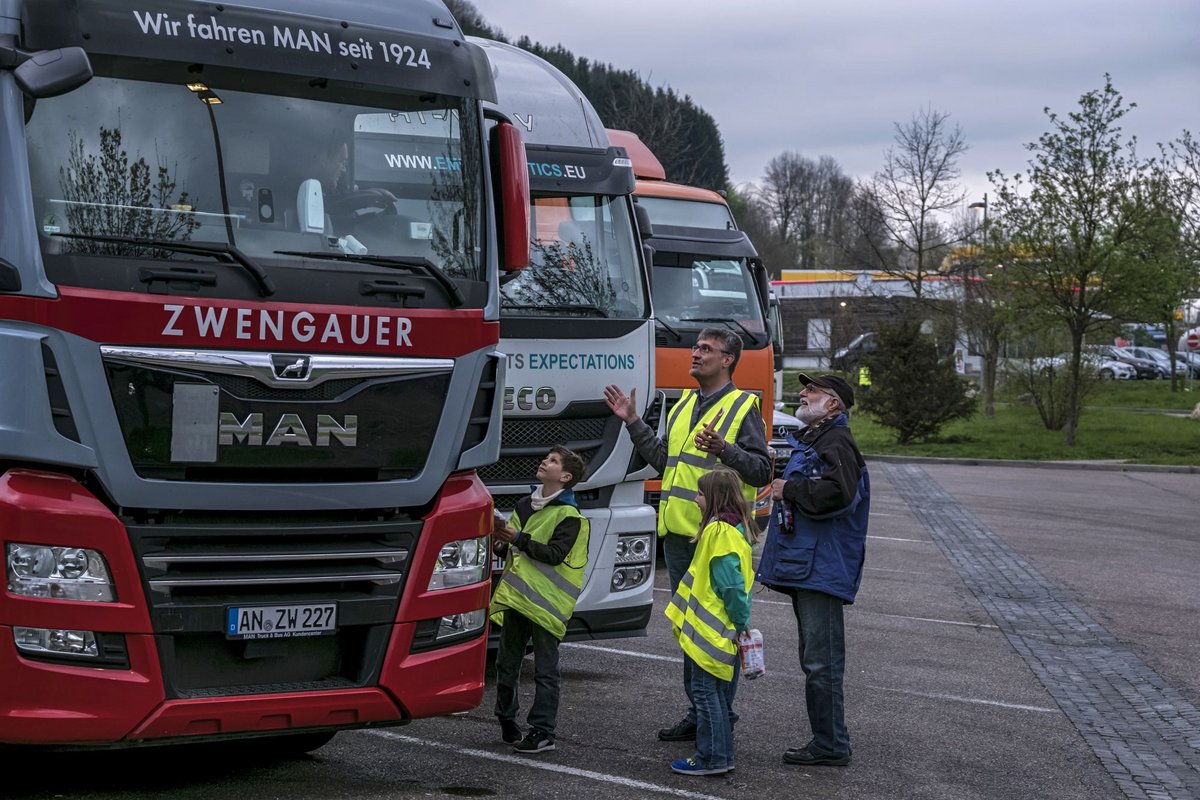 Seelsorge auf dem Rastplatz Gruibingen an Ostern 2017. Die Fahrer kriegen Ostereier von Wolfgang Herrmann, dem Chef der Diözesan-Betriebsseelsorger.