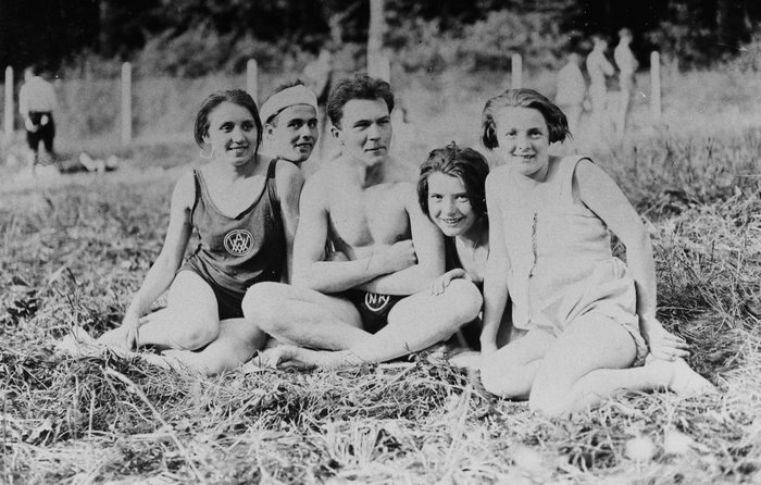 Jungkommunist:innen im Freibad in Stuttgart-Rohr: Bleicher (2.v.l., mit Stirnband) mit (v.l.) Helene Albrecht, Friedrich Schlotterbeck, Gertrud Schneck und seiner Freundin Helene Beck, Ende der 1920er. Foto: Sammlung Abmayr Jungkommunist:innen im Freibad in Stuttgart-Rohr: Bleicher (2.v.l., mit Stirnband) mit (v.l.) Helene Albrecht, Friedrich Schlotterbeck, Gertrud Schneck und seiner Freundin Helene Beck, Ende der 1920er. Foto: Sammlung Abmayr