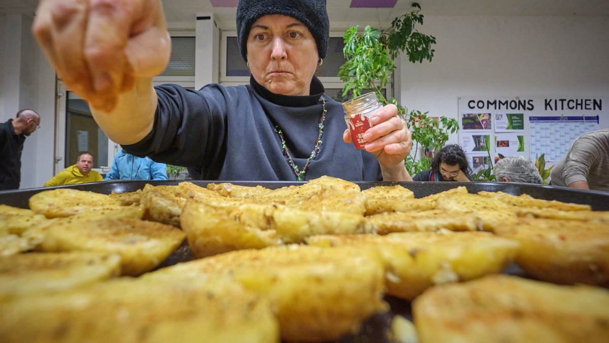 Firdes beim Würzen der Ofenkartoffeln.